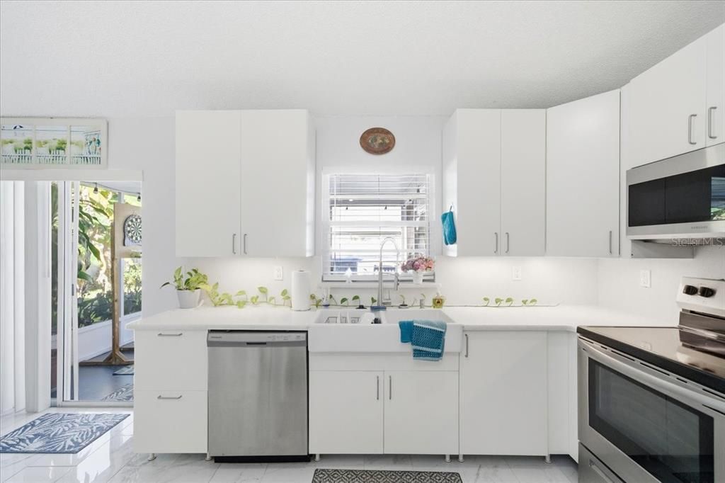 Active With Contract: $305,000 (3 beds, 2 baths, 1232 Square Feet)