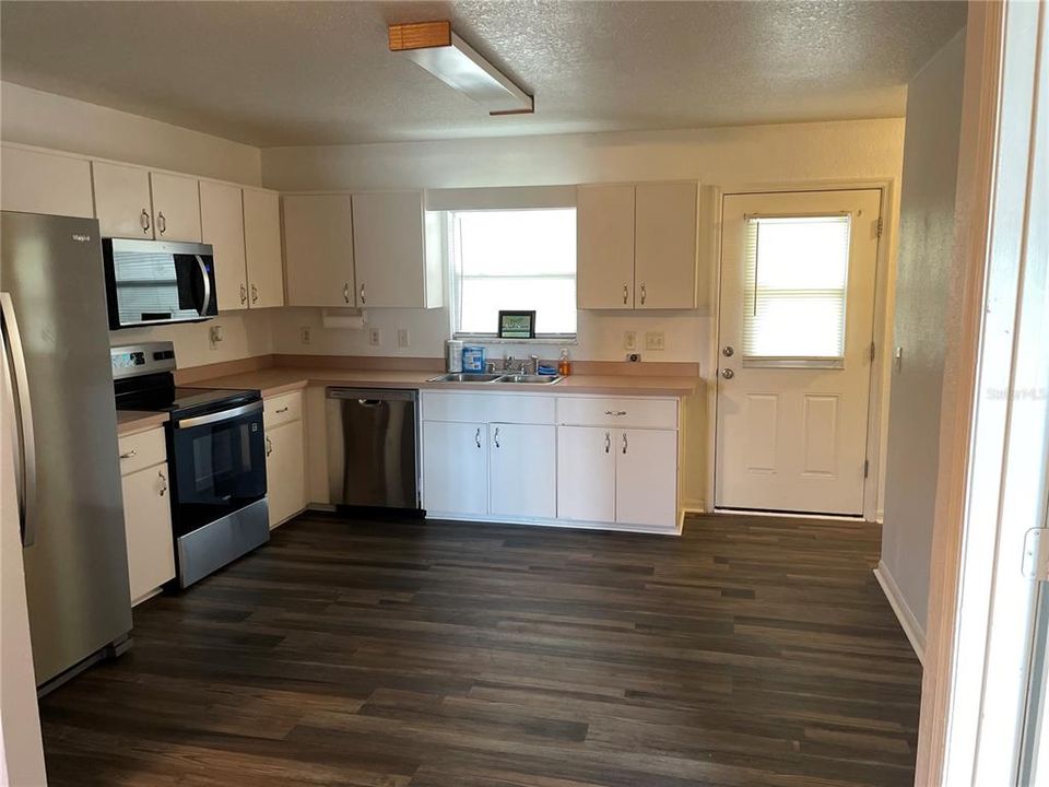 For Sale: $255,000 (3 beds, 2 baths, 1188 Square Feet)