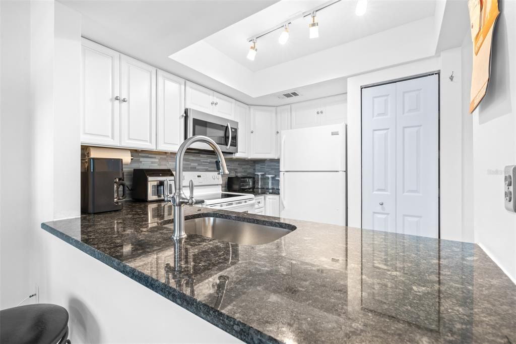 For Sale: $117,500 (1 beds, 1 baths, 565 Square Feet)