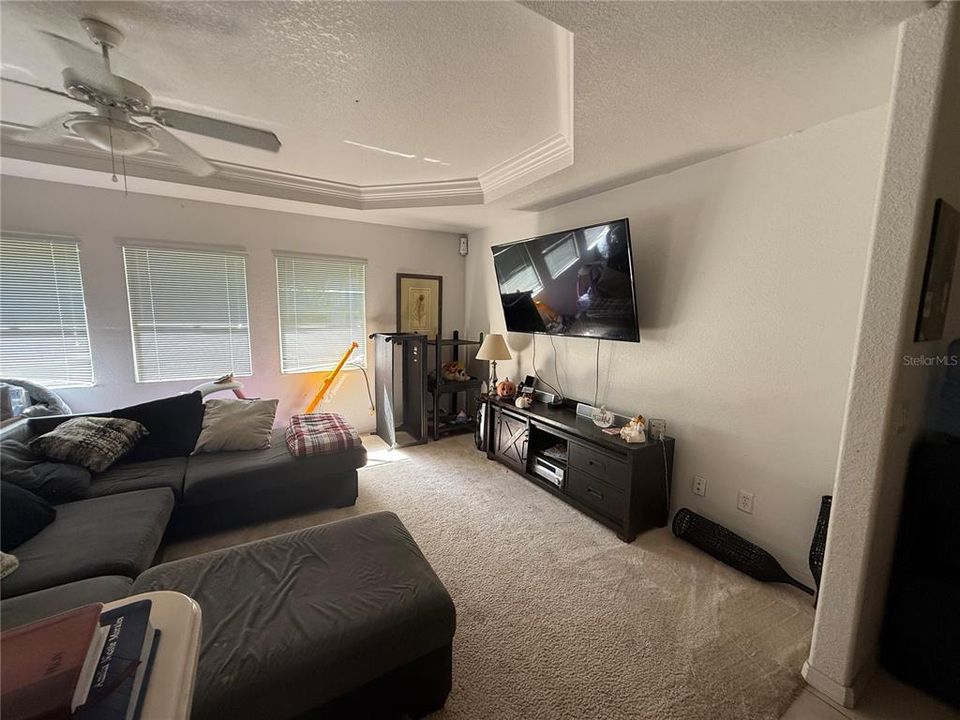 For Sale: $299,999 (3 beds, 2 baths, 1967 Square Feet)