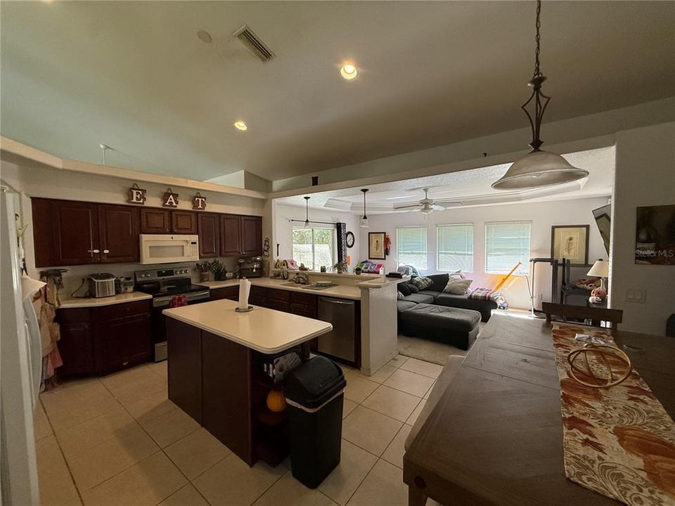 For Sale: $299,999 (3 beds, 2 baths, 1967 Square Feet)