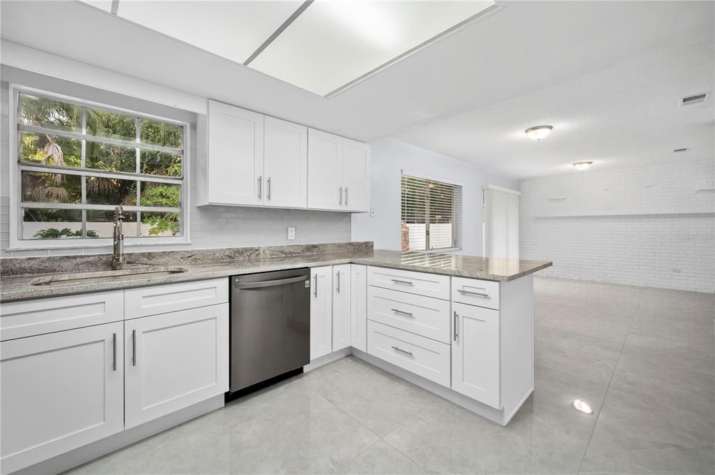 待售: $295,000 (3 贝兹, 2 浴室, 1322 平方英尺)