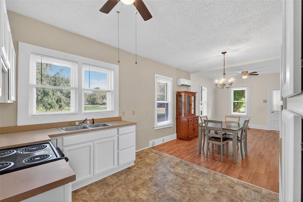 Active With Contract: $179,000 (2 beds, 1 baths, 780 Square Feet)