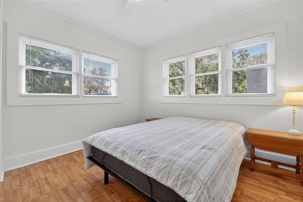 Active With Contract: $179,000 (2 beds, 1 baths, 780 Square Feet)