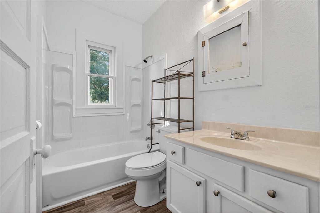 Active With Contract: $179,000 (2 beds, 1 baths, 780 Square Feet)