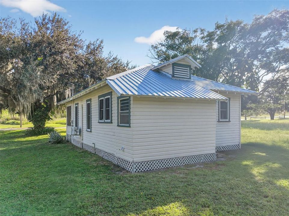 Active With Contract: $179,000 (2 beds, 1 baths, 780 Square Feet)