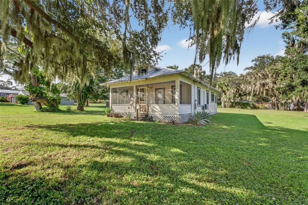 Active With Contract: $179,000 (2 beds, 1 baths, 780 Square Feet)