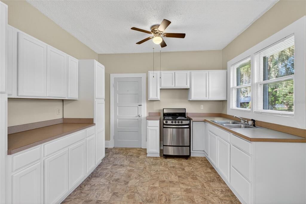 Active With Contract: $179,000 (2 beds, 1 baths, 780 Square Feet)