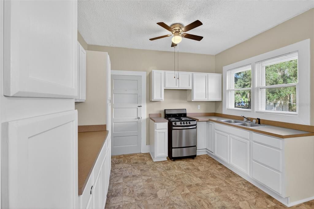 Active With Contract: $179,000 (2 beds, 1 baths, 780 Square Feet)