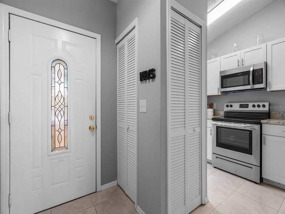 合同活跃: $245,000 (2 贝兹, 2 浴室, 938 平方英尺)