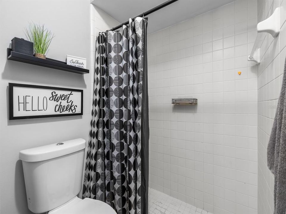 合同活跃: $245,000 (2 贝兹, 2 浴室, 938 平方英尺)