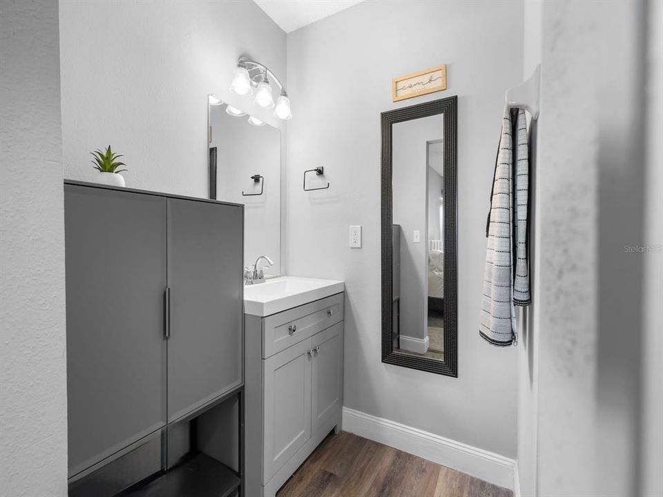 合同活跃: $245,000 (2 贝兹, 2 浴室, 938 平方英尺)