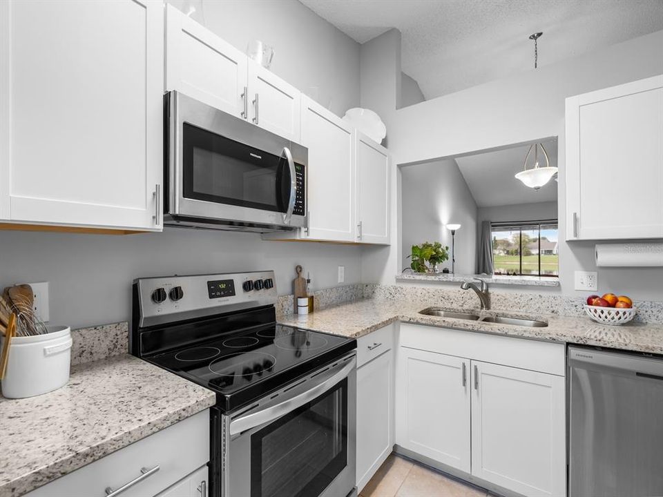 合同活跃: $245,000 (2 贝兹, 2 浴室, 938 平方英尺)