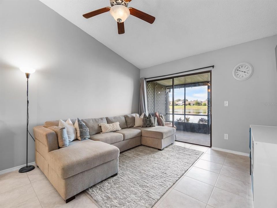 合同活跃: $245,000 (2 贝兹, 2 浴室, 938 平方英尺)