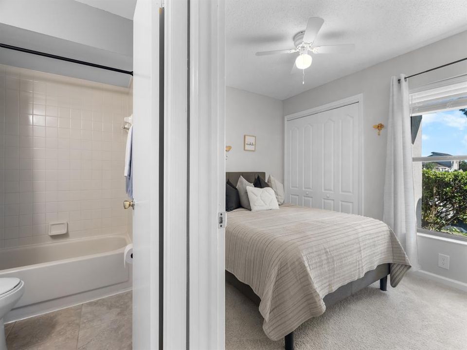 合同活跃: $245,000 (2 贝兹, 2 浴室, 938 平方英尺)