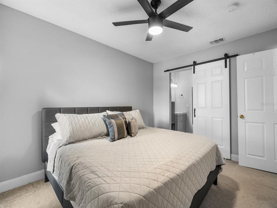 合同活跃: $245,000 (2 贝兹, 2 浴室, 938 平方英尺)