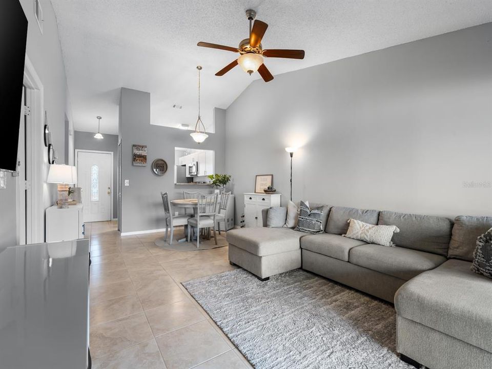 合同活跃: $245,000 (2 贝兹, 2 浴室, 938 平方英尺)