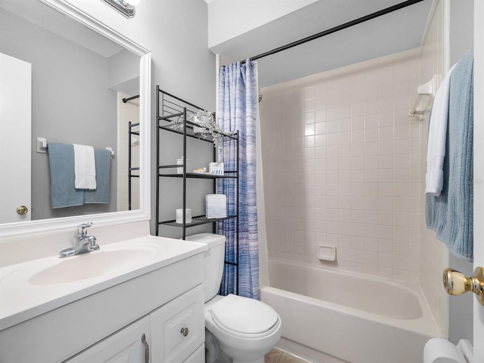 合同活跃: $245,000 (2 贝兹, 2 浴室, 938 平方英尺)