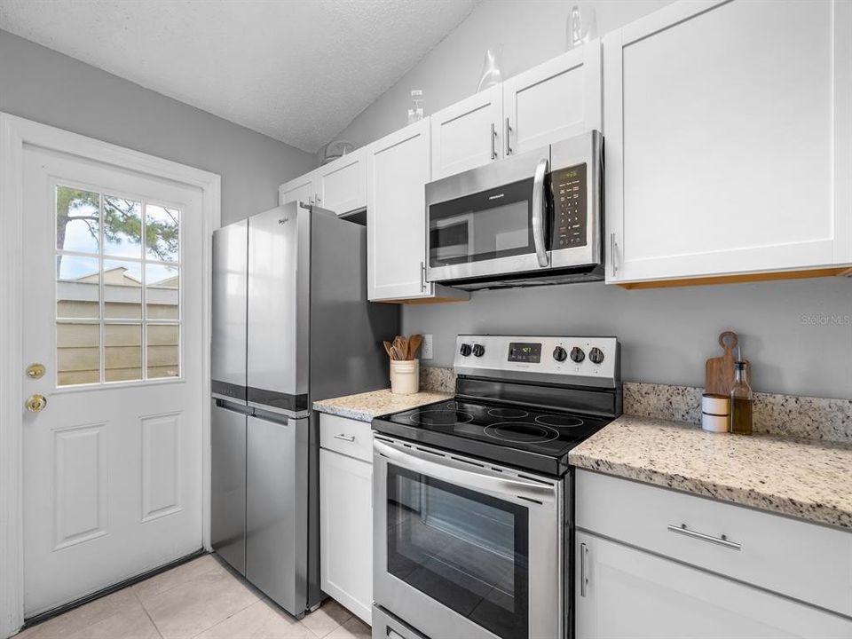 合同活跃: $245,000 (2 贝兹, 2 浴室, 938 平方英尺)