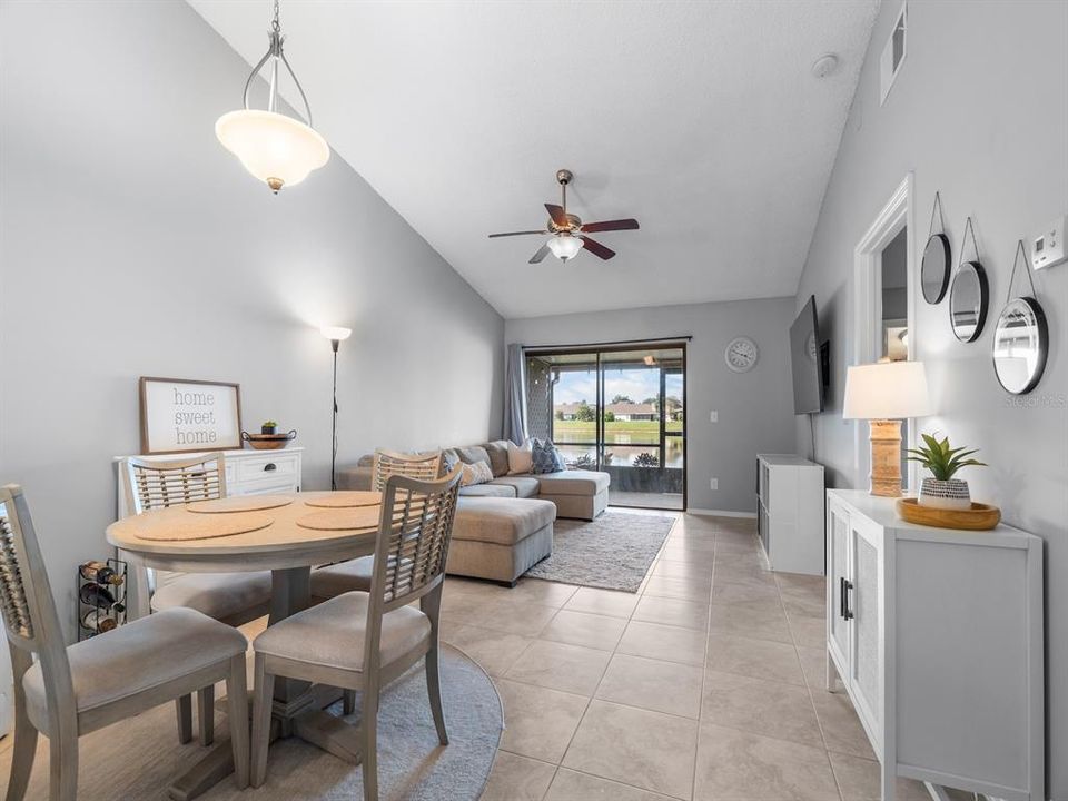 合同活跃: $245,000 (2 贝兹, 2 浴室, 938 平方英尺)