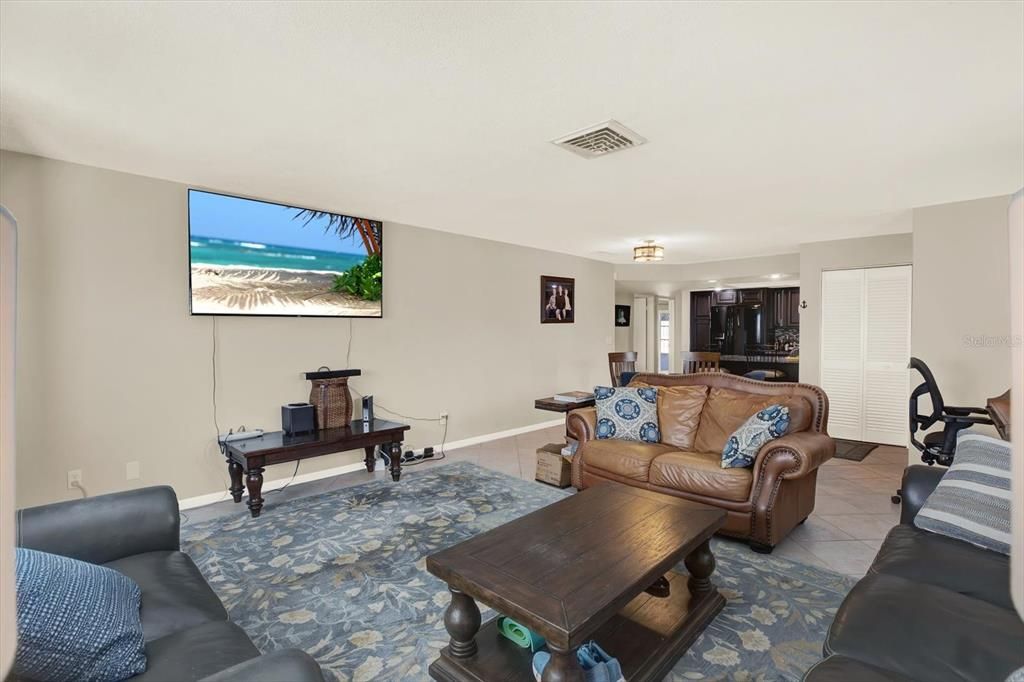 Active With Contract: $424,900 (3 beds, 2 baths, 1388 Square Feet)