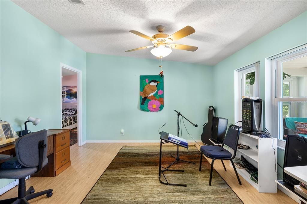 For Sale: $489,999 (3 beds, 3 baths, 2204 Square Feet)