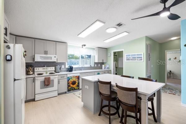 For Sale: $489,999 (3 beds, 3 baths, 2204 Square Feet)