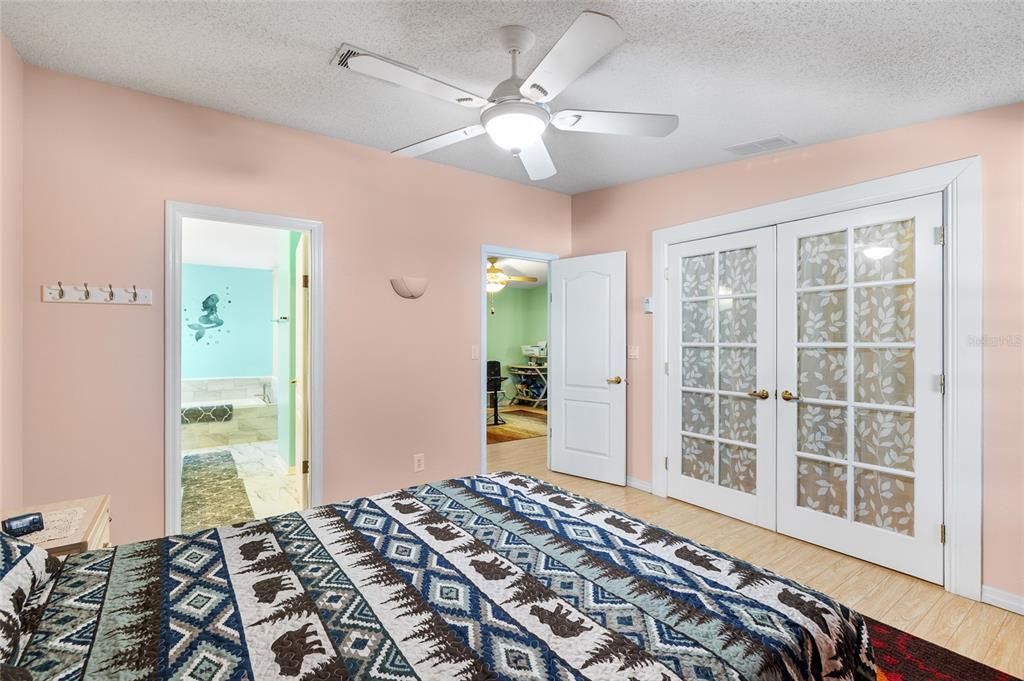 For Sale: $489,999 (3 beds, 3 baths, 2204 Square Feet)