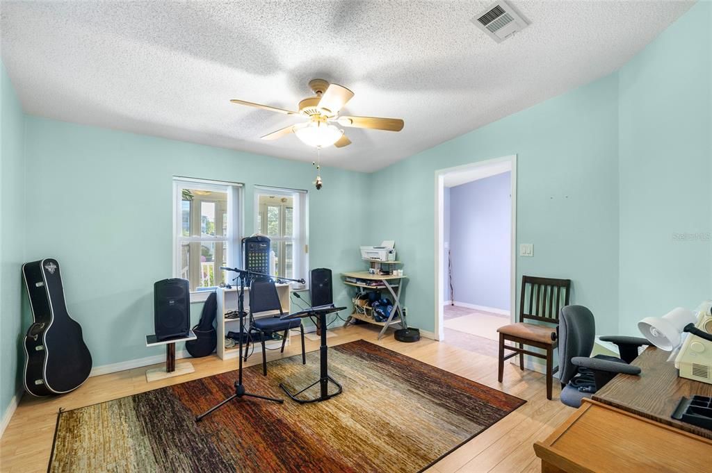 For Sale: $489,999 (3 beds, 3 baths, 2204 Square Feet)