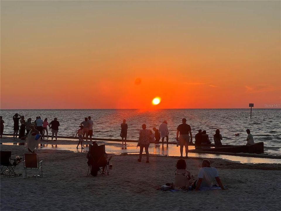 For Sale: $489,999 (3 beds, 3 baths, 2204 Square Feet)