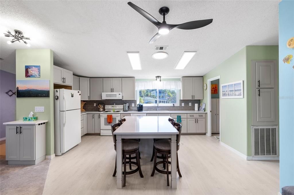 For Sale: $489,999 (3 beds, 3 baths, 2204 Square Feet)