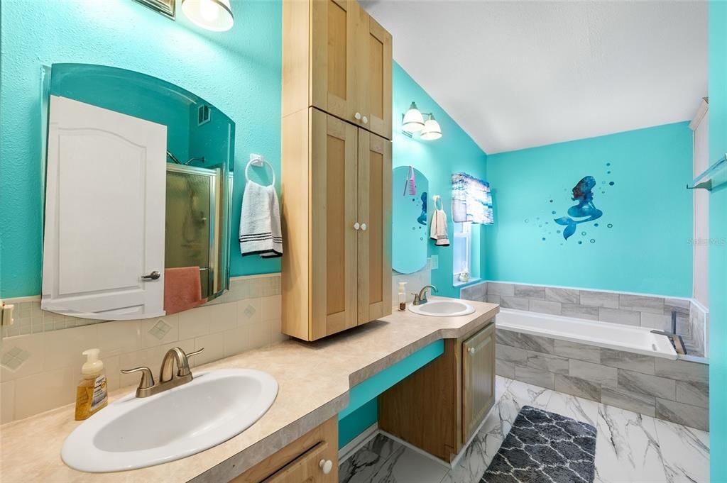 For Sale: $489,999 (3 beds, 3 baths, 2204 Square Feet)