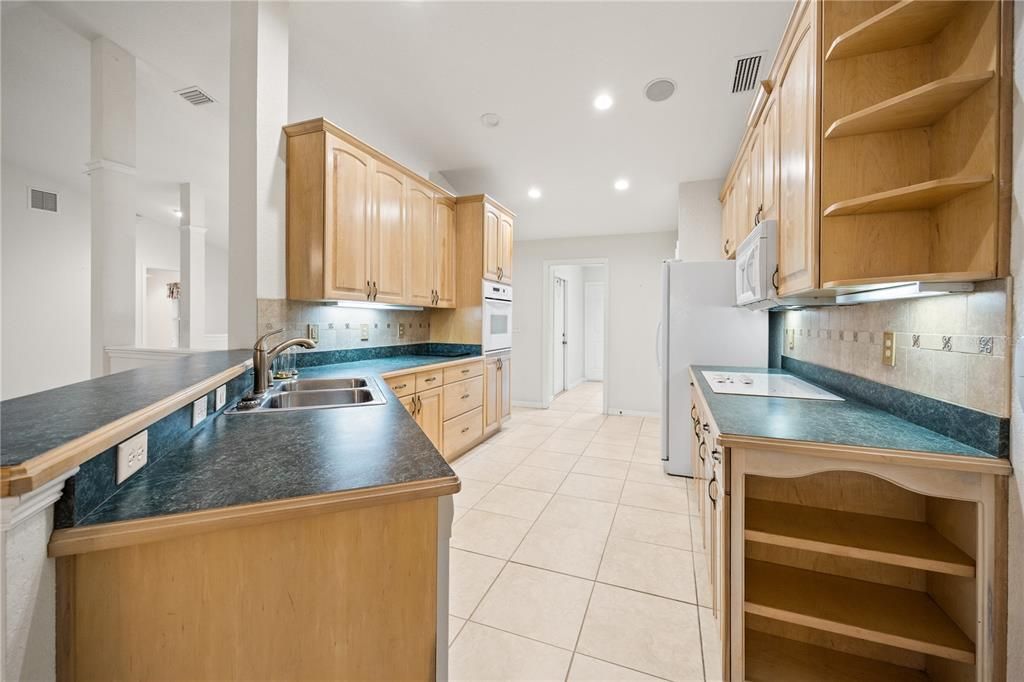 For Sale: $1,950,000 (4 beds, 2 baths, 2539 Square Feet)