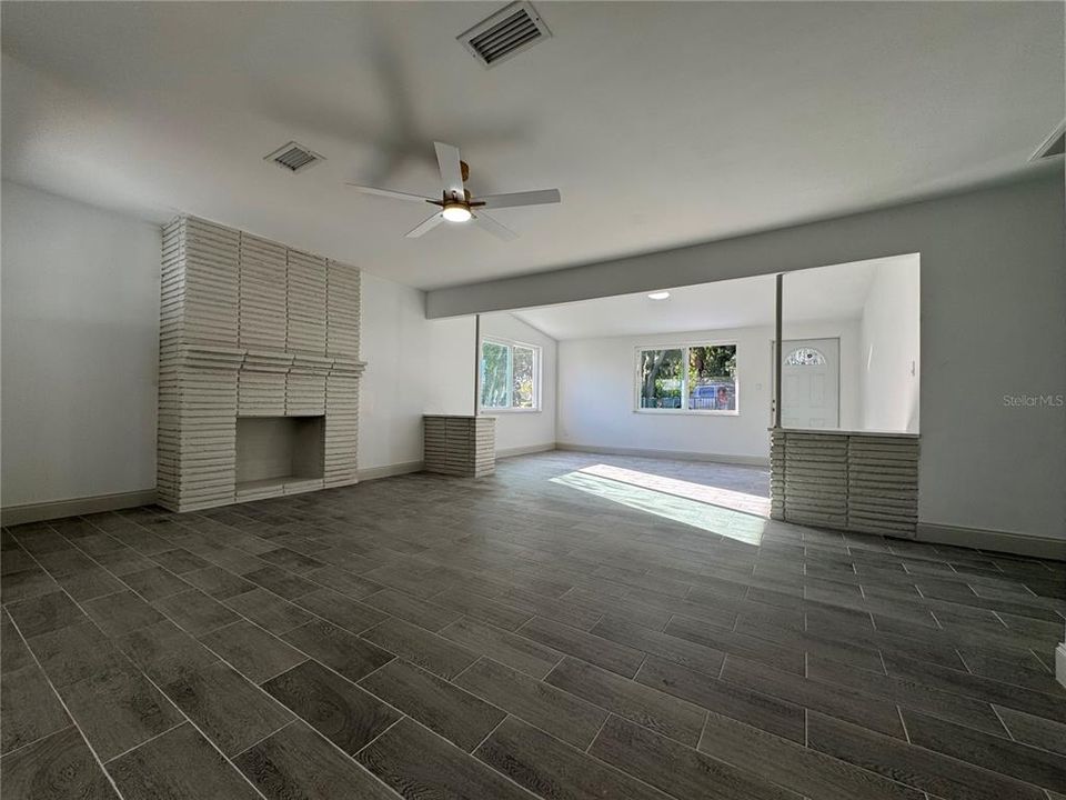 For Sale: $370,000 (4 beds, 2 baths, 1727 Square Feet)