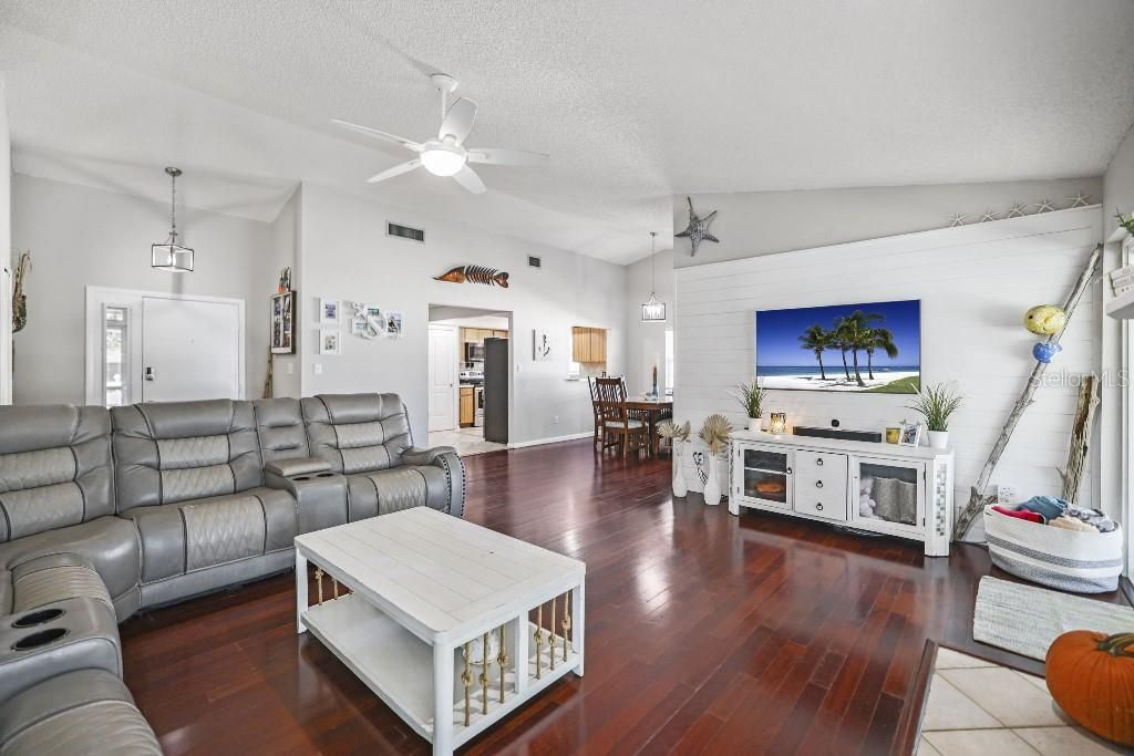 待售: $519,500 (3 贝兹, 2 浴室, 1718 平方英尺)