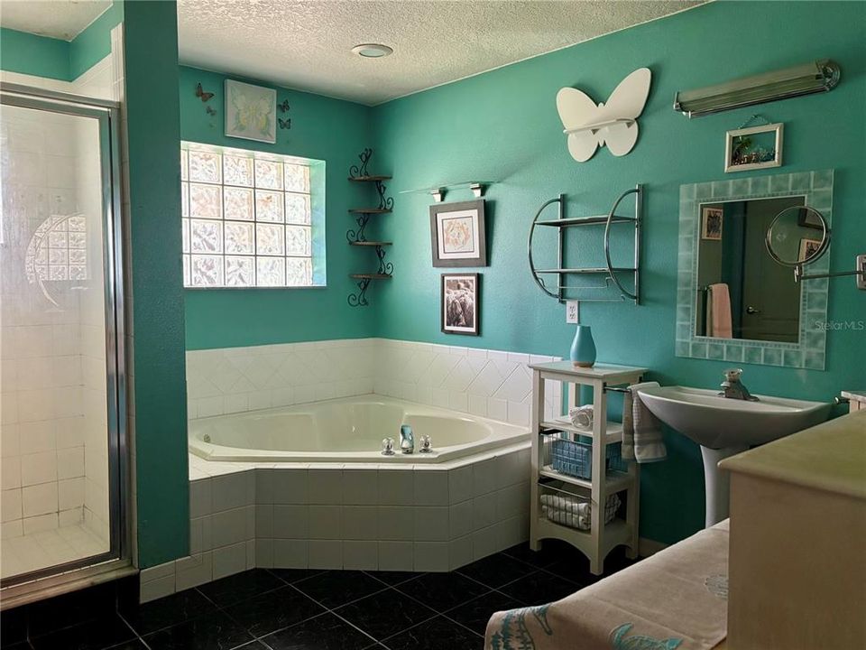 For Sale: $389,900 (3 beds, 2 baths, 1807 Square Feet)