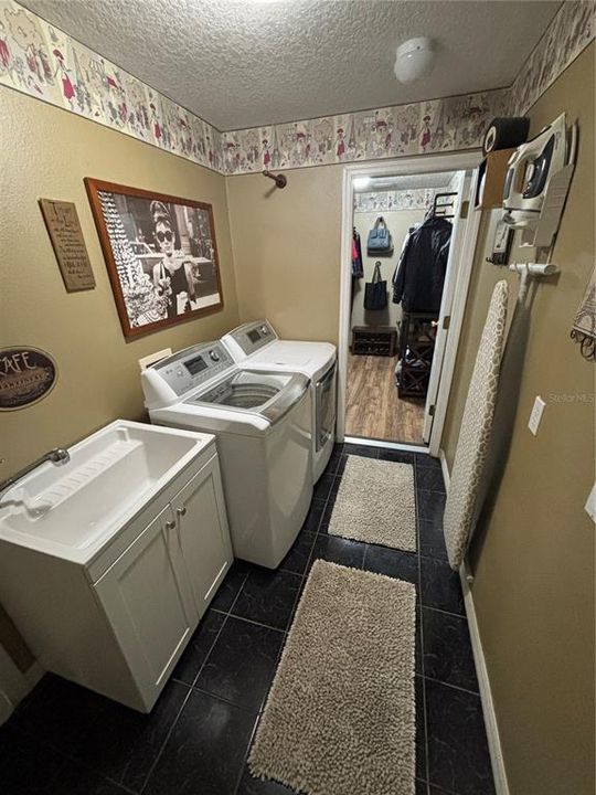 For Sale: $389,900 (3 beds, 2 baths, 1807 Square Feet)