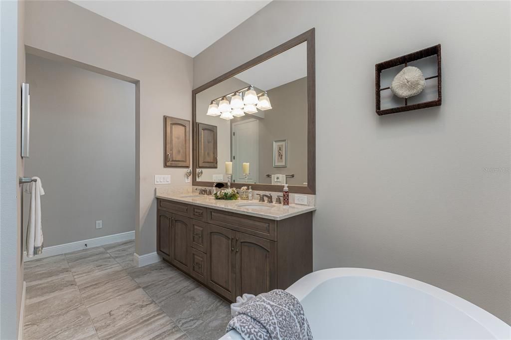 For Sale: $899,000 (3 beds, 3 baths, 2662 Square Feet)