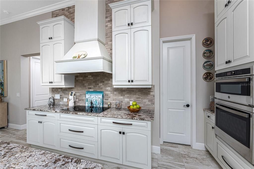 For Sale: $899,000 (3 beds, 3 baths, 2662 Square Feet)