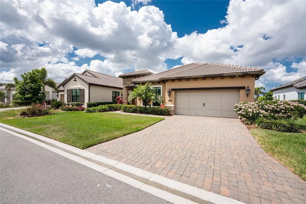 For Sale: $899,000 (3 beds, 3 baths, 2662 Square Feet)