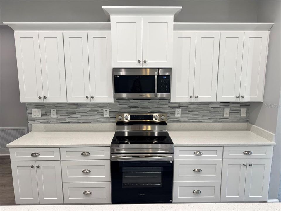 合同活跃: $459,000 (4 贝兹, 2 浴室, 2463 平方英尺)