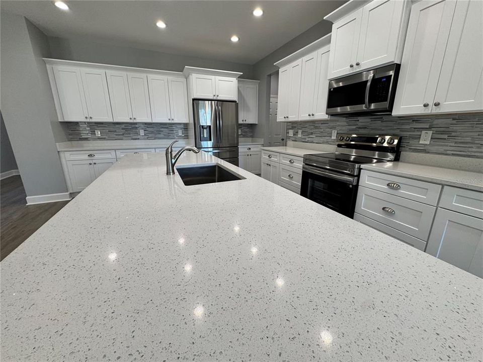 合同活跃: $459,000 (4 贝兹, 2 浴室, 2463 平方英尺)