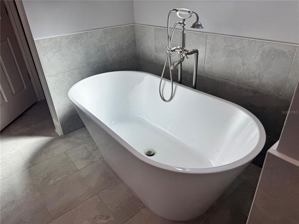 合同活跃: $459,000 (4 贝兹, 2 浴室, 2463 平方英尺)