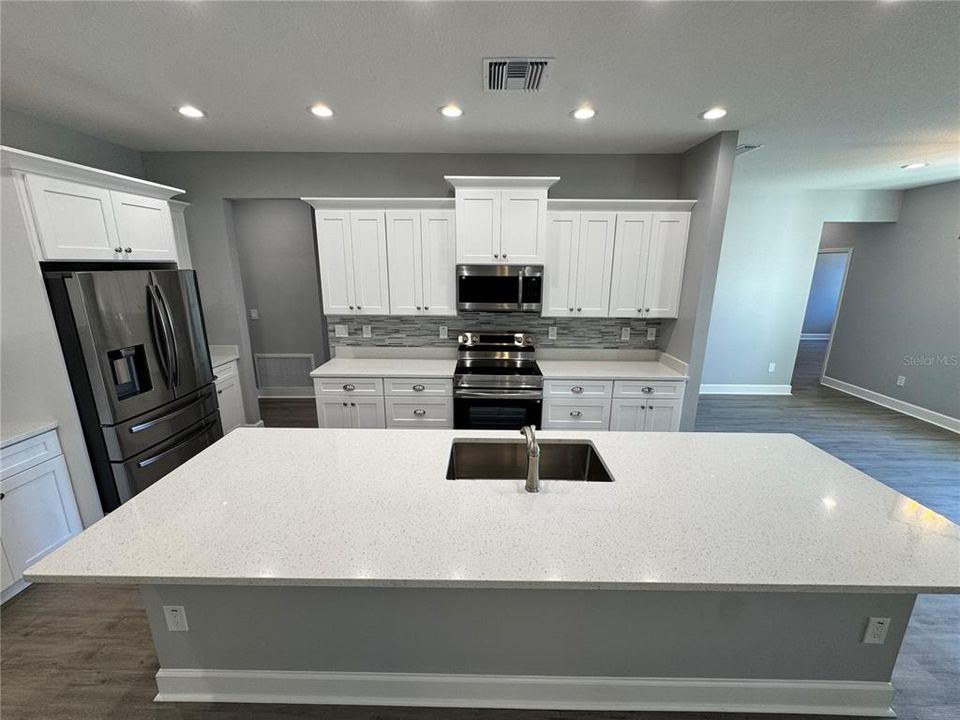 合同活跃: $459,000 (4 贝兹, 2 浴室, 2463 平方英尺)