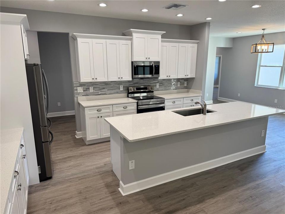 合同活跃: $459,000 (4 贝兹, 2 浴室, 2463 平方英尺)