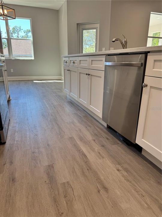 合同活跃: $459,000 (4 贝兹, 2 浴室, 2463 平方英尺)