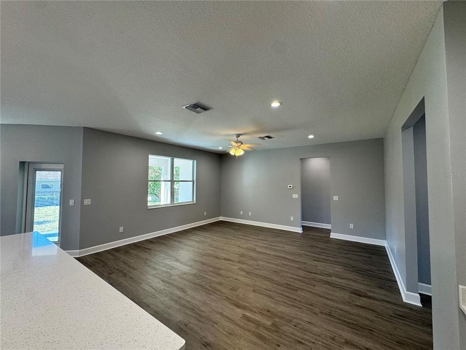 合同活跃: $459,000 (4 贝兹, 2 浴室, 2463 平方英尺)