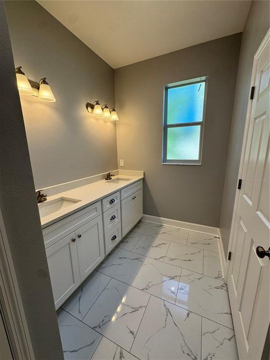 合同活跃: $459,000 (4 贝兹, 2 浴室, 2463 平方英尺)