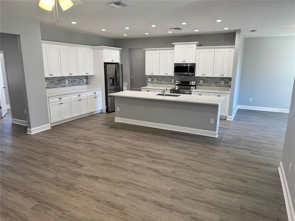 合同活跃: $459,000 (4 贝兹, 2 浴室, 2463 平方英尺)