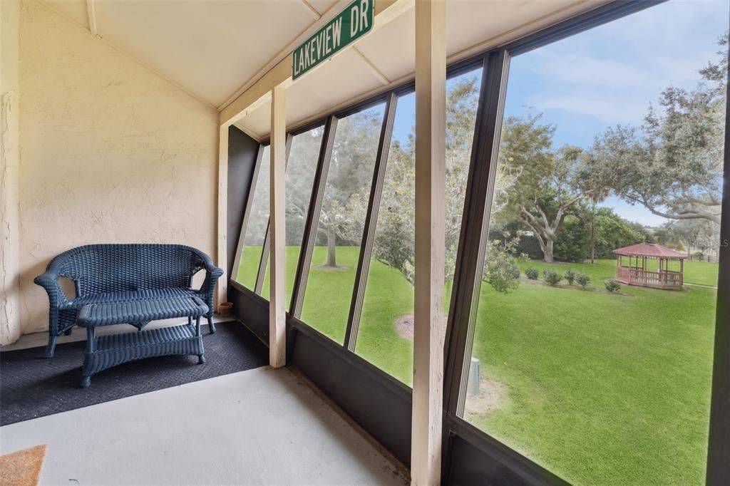 На продажу: $105,000 (2 спален, 2 ванн, 954 Квадратных фут)